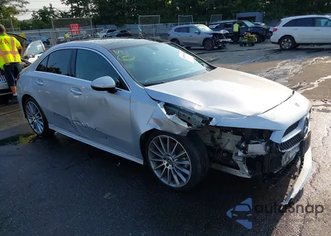 2022 Mercedes-Benz A 220 z USA, uszkodzony, nr VIN W1K3G4EB0NJ362069